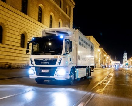 A THOUSAND THREE-AXLE TRACTOR UNITS FOR TURNERS