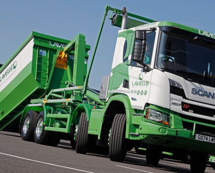 HARSH HH26 hook loader mounted on Scania