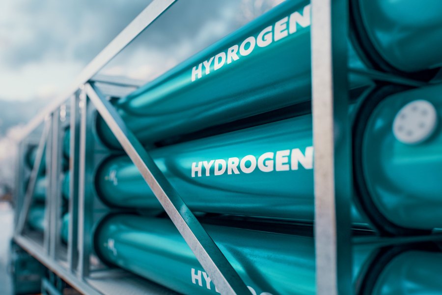 hydrogen-tanks-truck-trailer-transporting-hydrogen